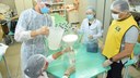 A produção de álcool em gel, álcool glicerinado e álcool 70% ocorre no âmbito do Laboratório de Multidisciplinar e Análises Clínicas