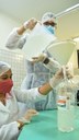 A produção de álcool em gel, álcool glicerinado e álcool 70% ocorre no âmbito do Laboratório de Multidisciplinar e Análises Clínicas