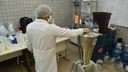 A produção de álcool em gel, álcool glicerinado e álcool 70% ocorre no âmbito do Laboratório de Multidisciplinar e Análises Clínicas