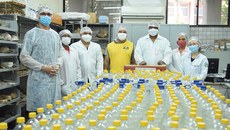A produção de álcool em gel, álcool glicerinado e álcool 70% ocorre no âmbito do Laboratório de Multidisciplinar e Análises Clínicas