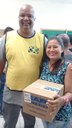 entrega de kits de higiene pessoal e filtro de água para as famílias