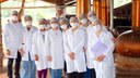 Professora e alunos no setor de destilação da Fábrica