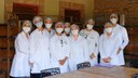Alunos no setor de envase e rotulagem