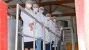 Alunos dentro do setor de fermentação do caldo de cana-de-açúcar