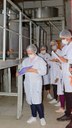 Alunos seguindo o roteiro de visita técnica