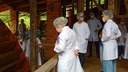 Alunos conhecendo o processo artesanal de moagem da cana-de-açúcar