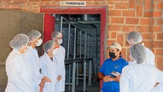 Mateus explicando como funciona o processo de fermentação