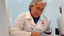 Aluna do curso preenchendo a ficha de análise sensorial de vinhos.