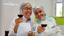 Alunas e monitoras da disciplina analisando vinho tinto seco. 