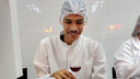 Aluno do curso em análise de vinho tinto seco.