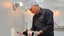 Sommelier distribuindo espumante rosé nas taças para início da análise sensorial.