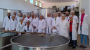 Alunos dentro do setor de fermentação do caldo de cana-de-açúcar. 