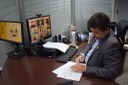 Reitor assina a ata da solenidade