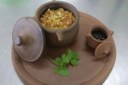 Buchada de bode com arroz e molho de cajuína apimentado