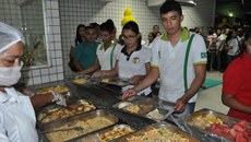 A capacidade é de servir até 200 pessoas.