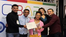 A equipe recebe certificado de destaque no evento.