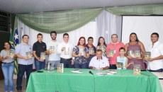 Livro reúne 100 textos escritos pelo professor de 2011 a 2016