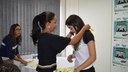 A professora Verênia Pachêco entrega a premiação a Maria Vitória